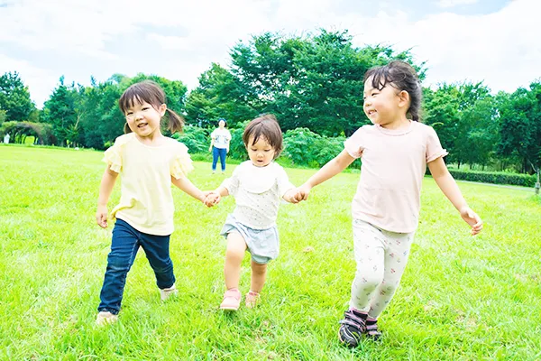 幼い子どもたちが遊んでいる